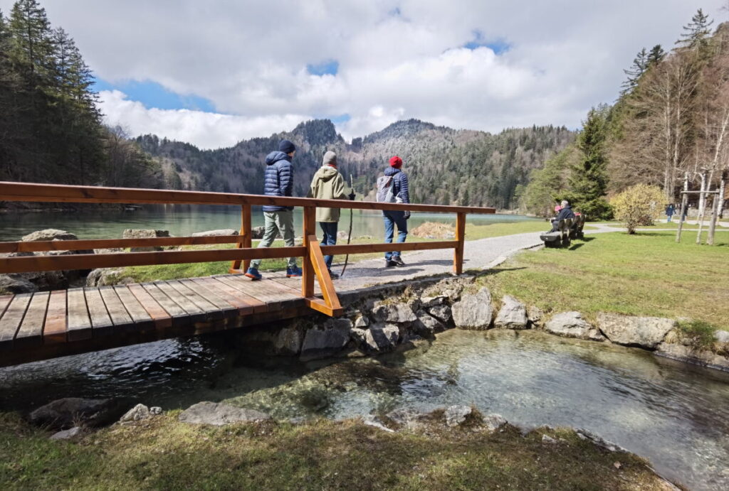 Der Alatsee Rundweg ist eine beliebte Wanderung in Füssen